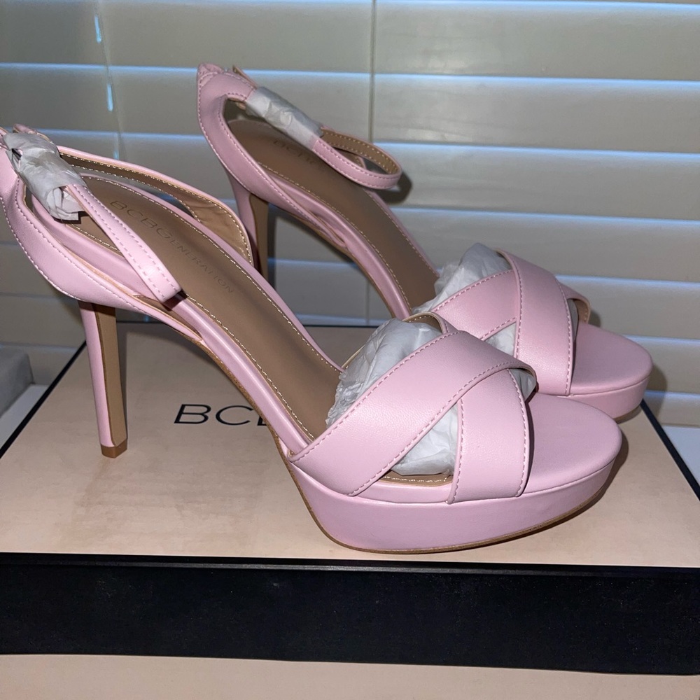BCBGeneration Nadia heel in color Ballerina. Classic design, never worn 💗